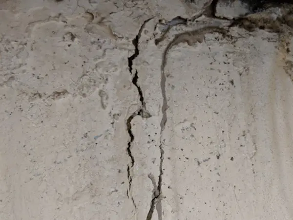 Vertical crack in basement